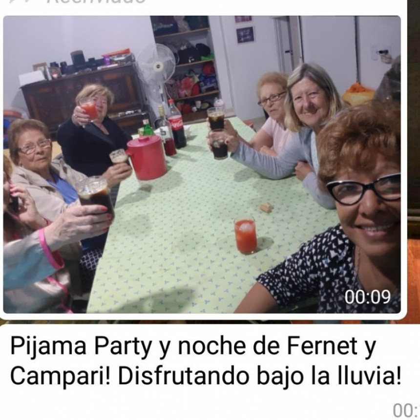 Seis abuelas hicieron un pijama party, celebraron con tragos y el festejo se volvió viral