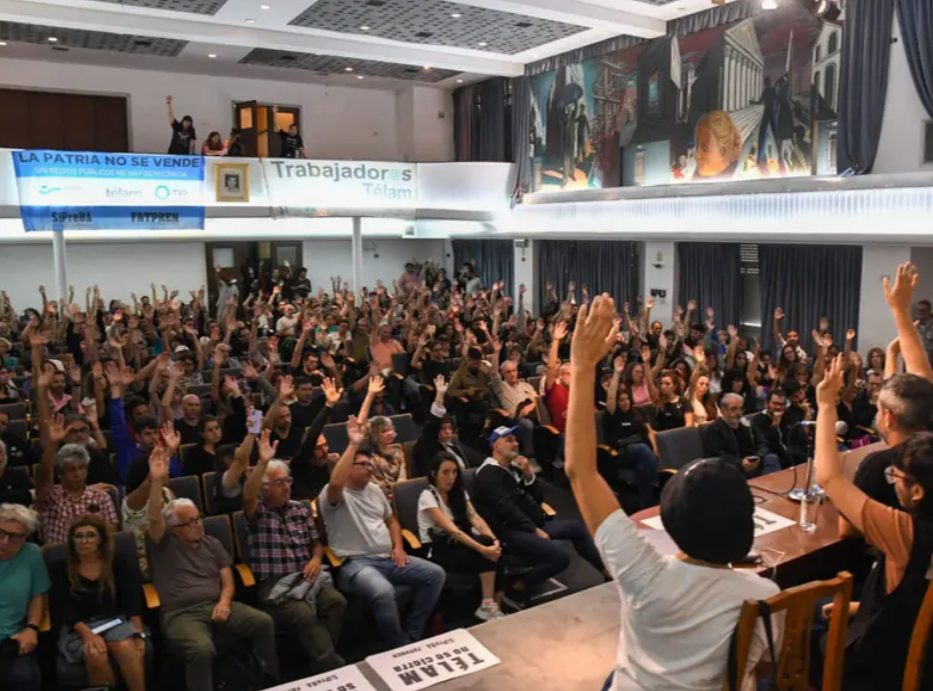 Desde el edificio de la CGT, los trabajadores de Télam rechazaron los retiros voluntarios y decidieron mantener los acampes