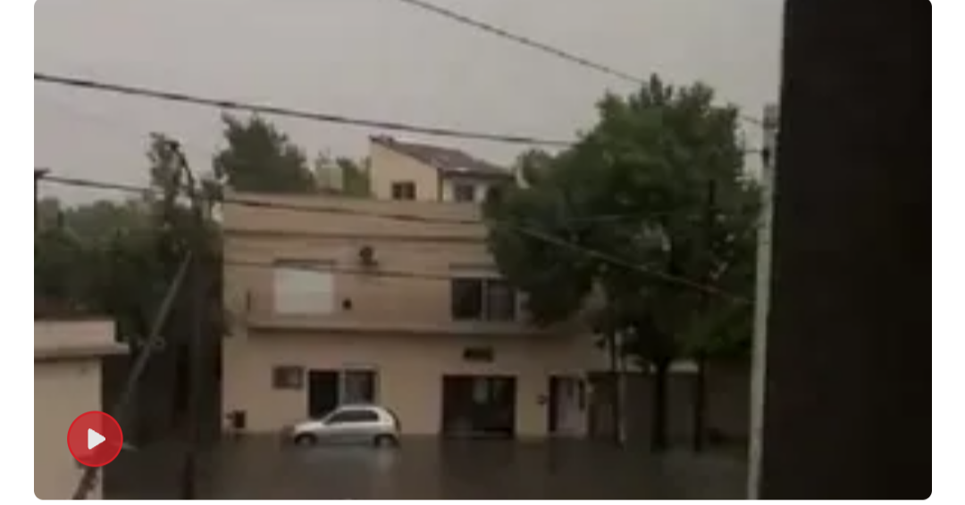 Lanús: apareció un cuerpo flotando en medio de la inundación